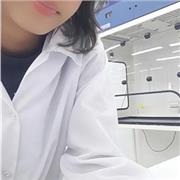 Profesora de ciencias imparte clases a niños de todas las edades